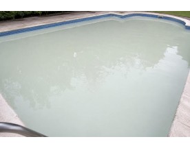 Piscina con Acqua Torbida o Biancastra: Cause e Soluzioni